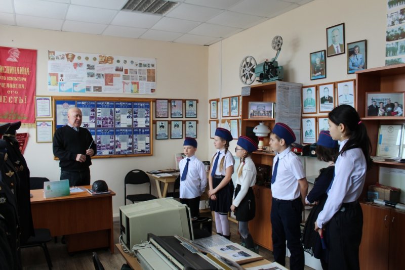 Ребята из отряда юных инспекторов движения побывали на экскурсии в ОМВД России по Кизильскому району