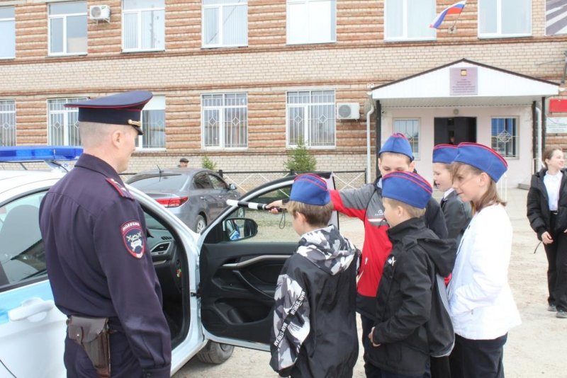 Отряд юных инспекторов движения посетил подразделение ГИБДД Кизильского района