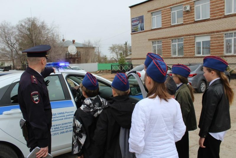 Отряд юных инспекторов движения посетил подразделение ГИБДД Кизильского района