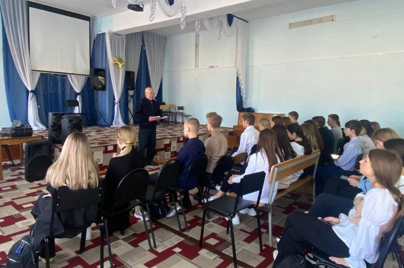 Сотрудники полиции Кизильского района встретились с будущими выпускниками школ и студентами техникума