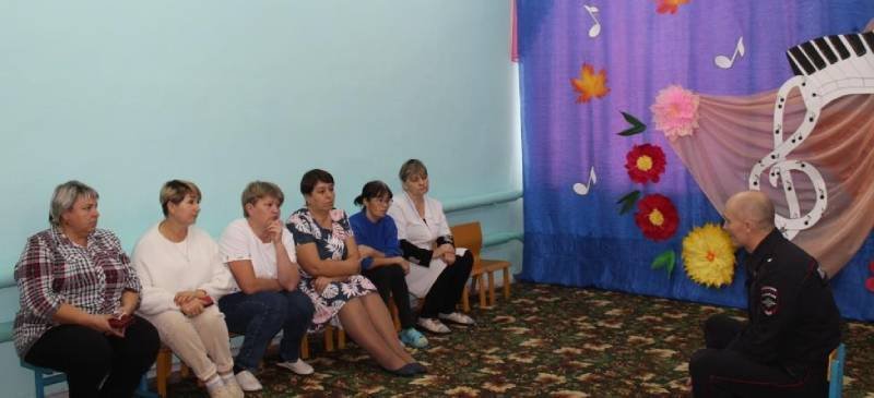 В Кизильском районе начальник ГИБДД провел беседу с работниками детсада